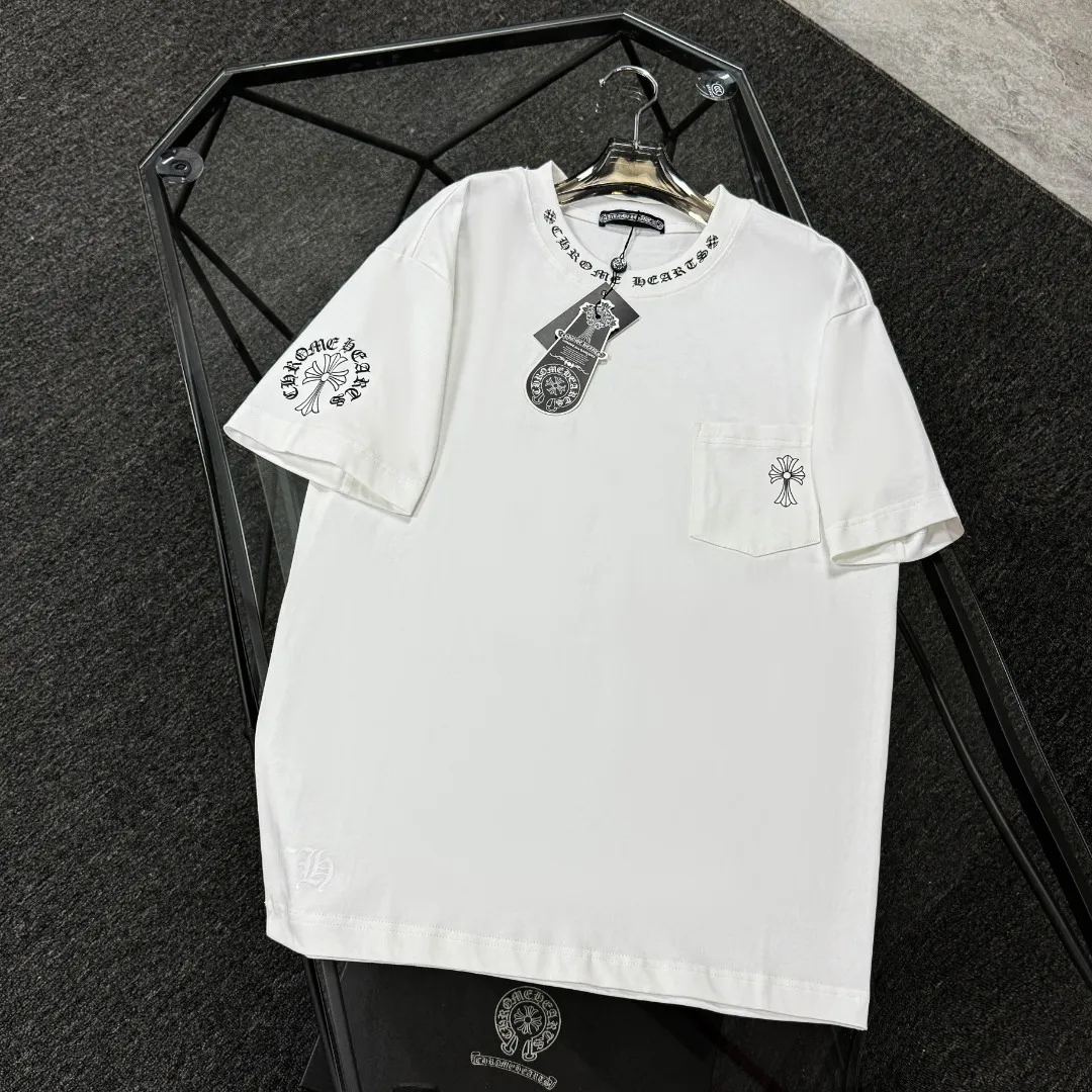 P170 Chrome Hearts 25 high-end versions. The fabric is made of 300 grams of high-density pure cotton. It does not deform or shrink. It has three labels. It is the same style for men and women. Technology: suede foaming + digital printing. Color: white, black. SIZE: S-XL.